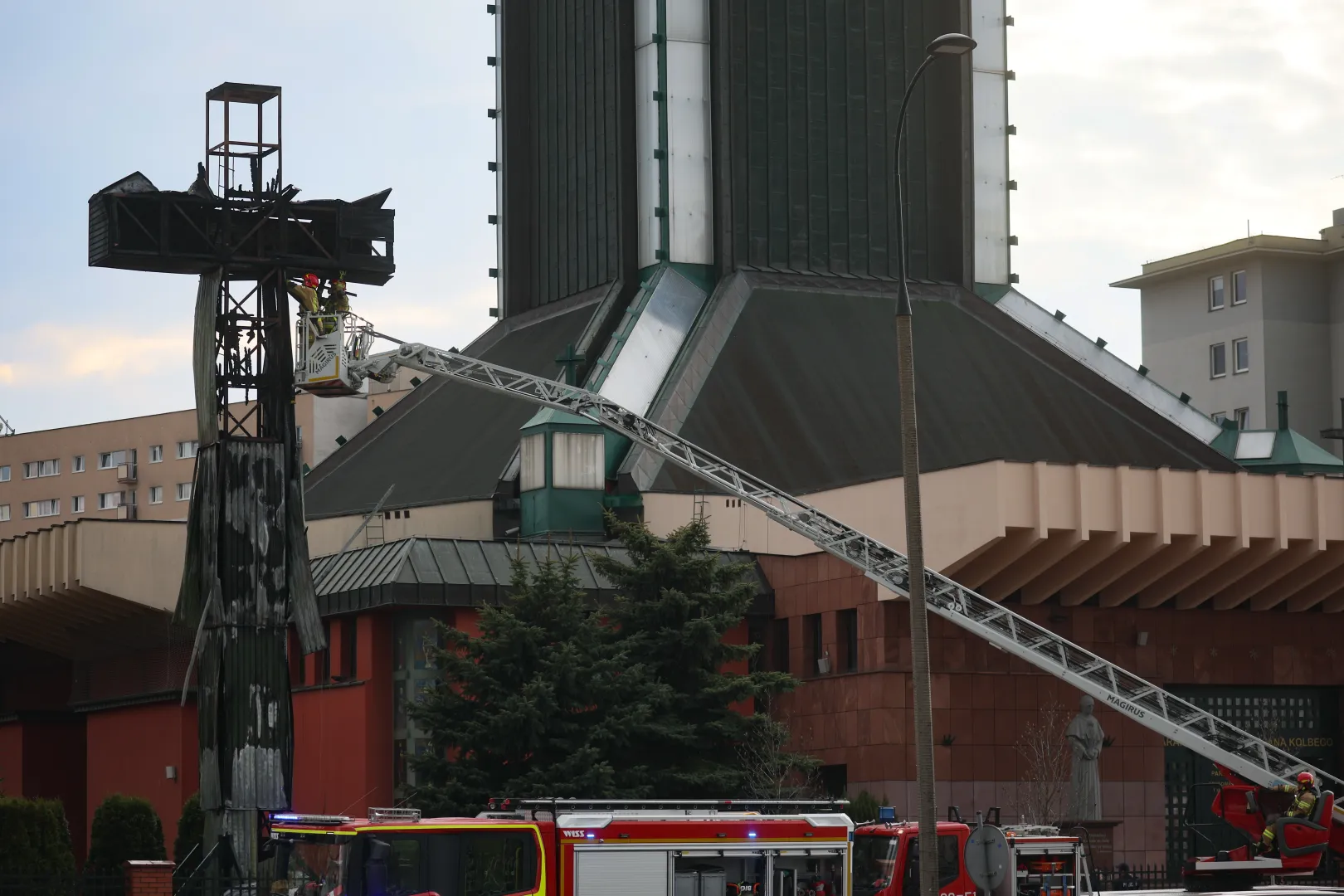 Spłonął krzyż przed kościołem parafialnym św. Maksymiliana Marii Kolbego przy ulicy Rzymowskiego w Warszawie Fot. PAP/Leszek Szymański
