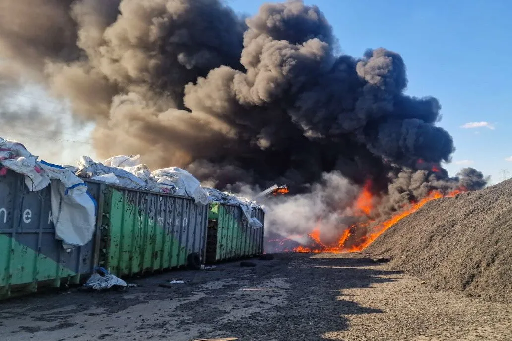 Pożar w zakładzie utylizacji opon w Rożentalu. Fot. PAP/KP PSP Tczew