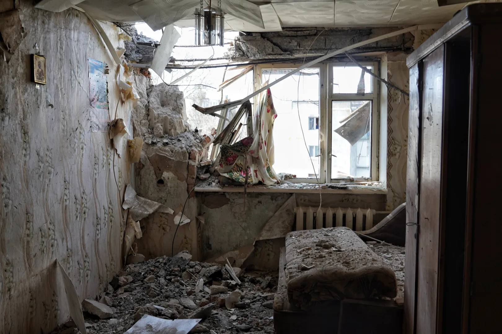 Zniszczenia po rosyjskim ataku Fot. PAP/Alena Solomonova