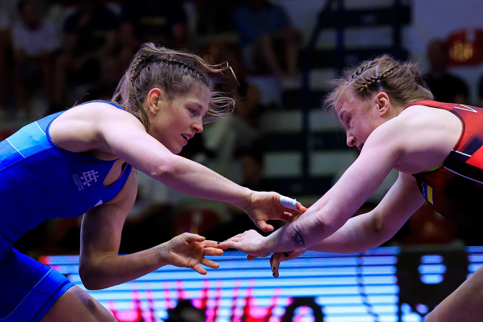 Polka Jowita Wrzesień (strój niebieski) i Ukrainka Maria Vynnyk w pojedynku finałowym w kategorii 59 kg podczas zapaśniczych mistrzostw Europy Fot. PAP/Kadir Caliskan