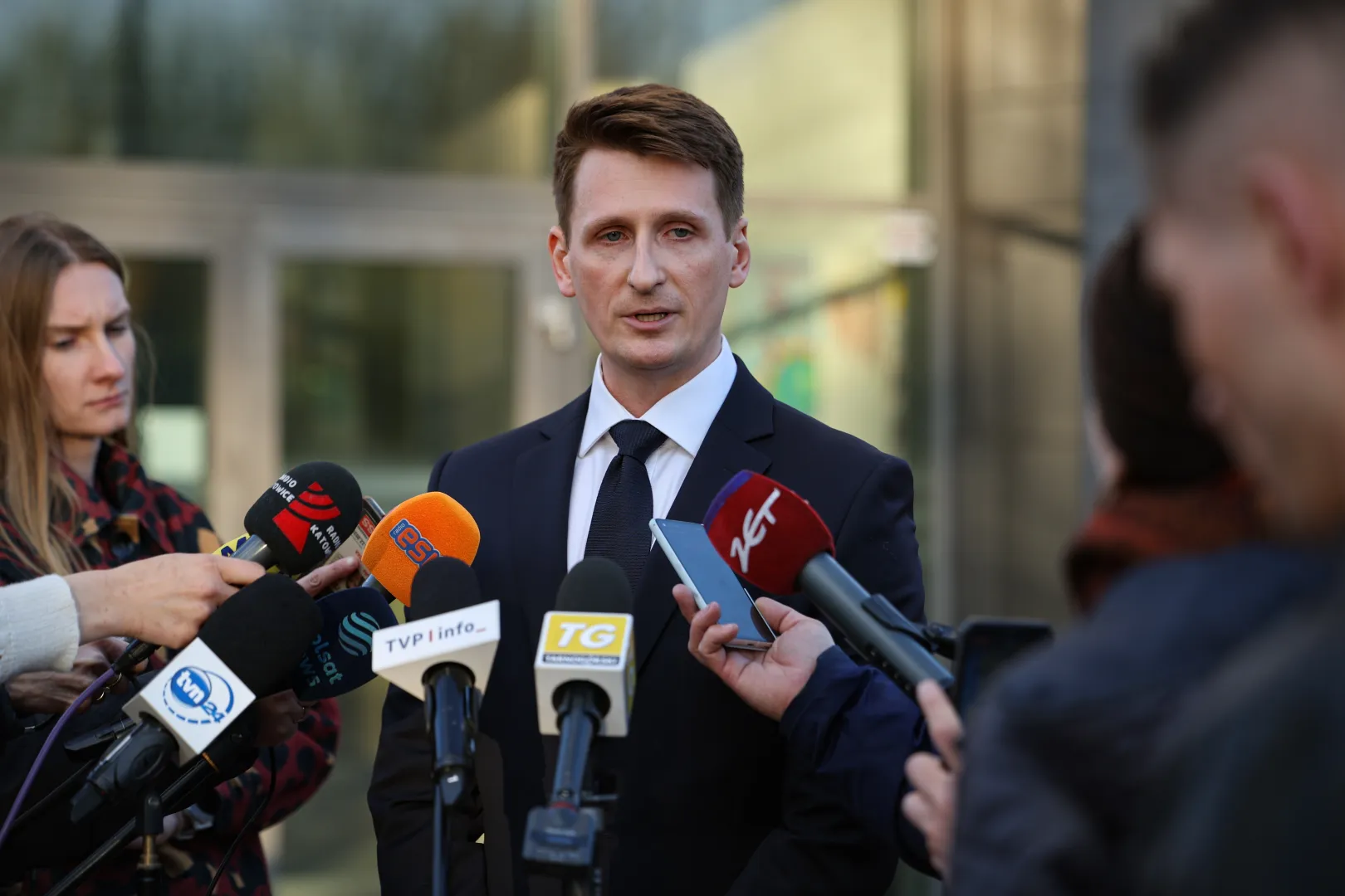 Prokurator Bartosz Kilian podczas konferencji prasowej przed budynkiem Prokuratury Rejonowej w Dąbrowie Górniczej Fot. PAP/Art Service