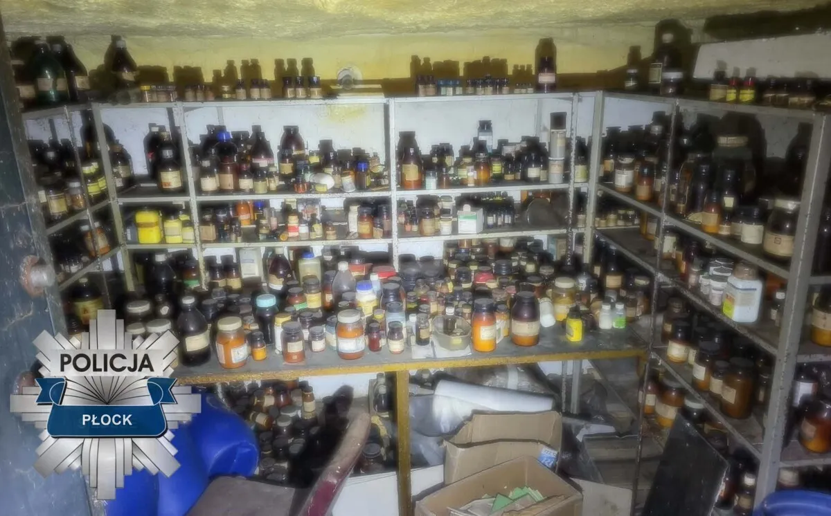 Słoiki z niebezpieczną substancją znalezione w mieszkaniu w Płocku. Fot. Płocka Policja