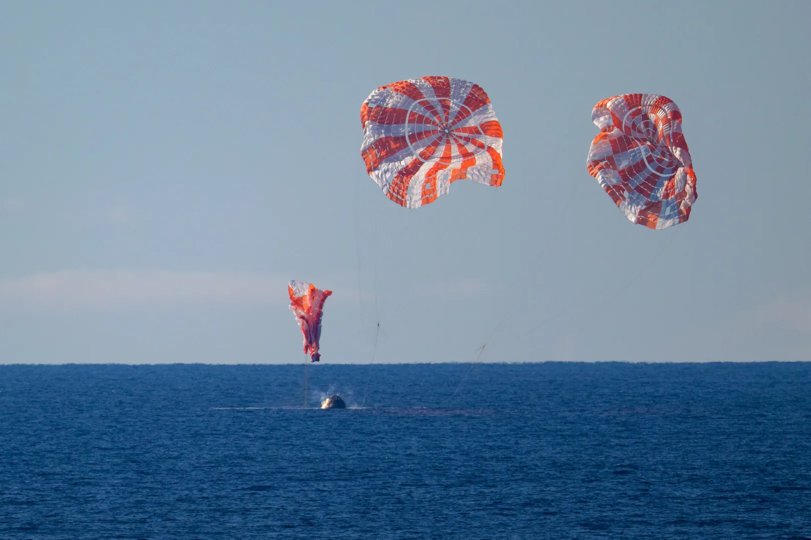 Koniec księżycowej misji Artemis II / Fot: NASA/Bill Ingalls