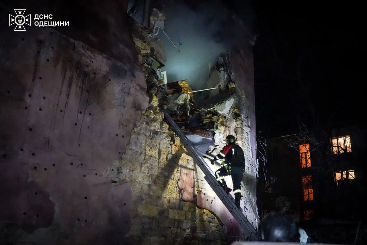 Рятувальники працюють на місці російського удару по Одесі. Fot. ДСНС Одещини