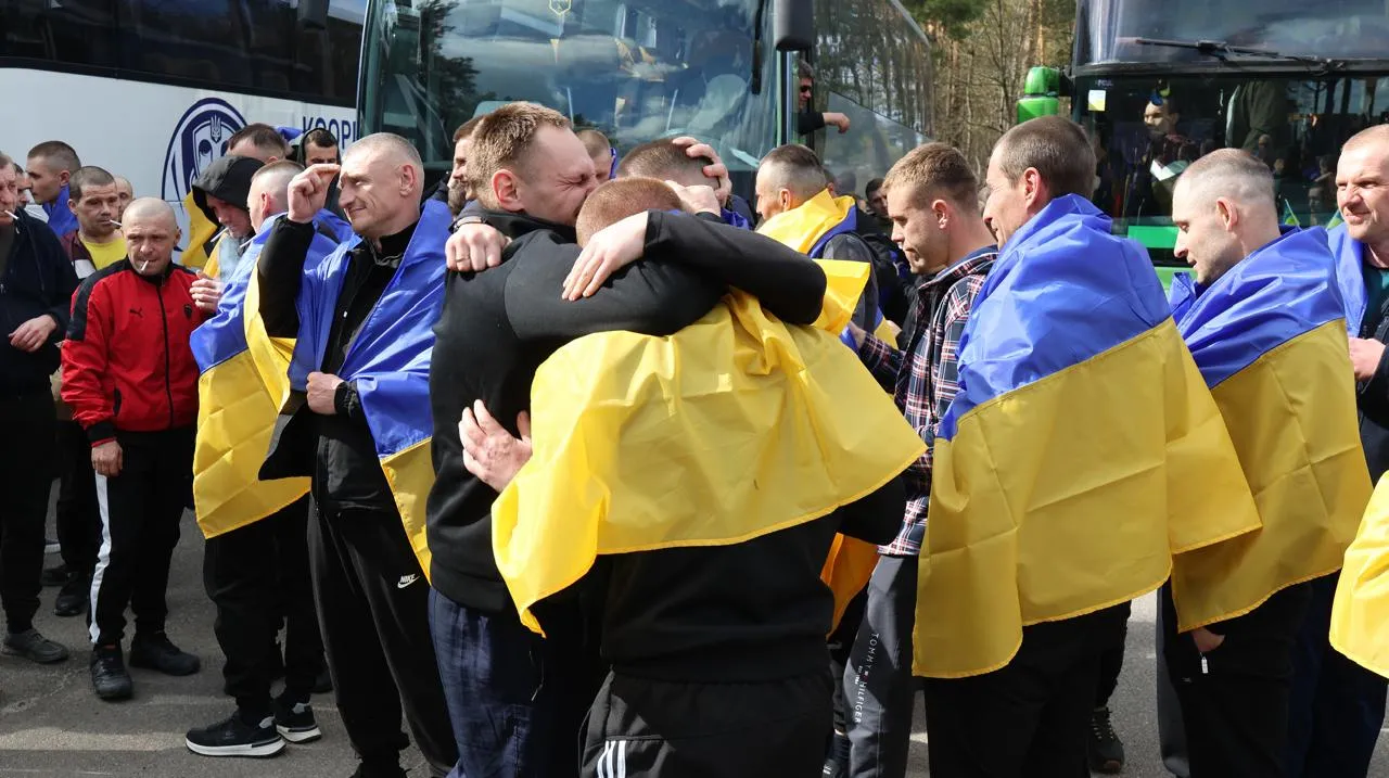 Вернувшиеся домой украинские защитники. Fot. Facebook/Координаційний штаб з питань поводження з військовополоненими﻿