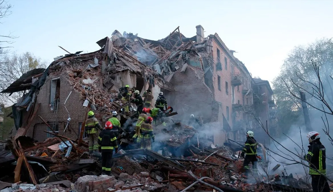 Prezydent Ukrainy Wołodymyr Zełenski zaapelował po atakach na Dniepr, by świat nie milczał o tym, co się tam stało. Fot. X/DSNS.GOV.UA