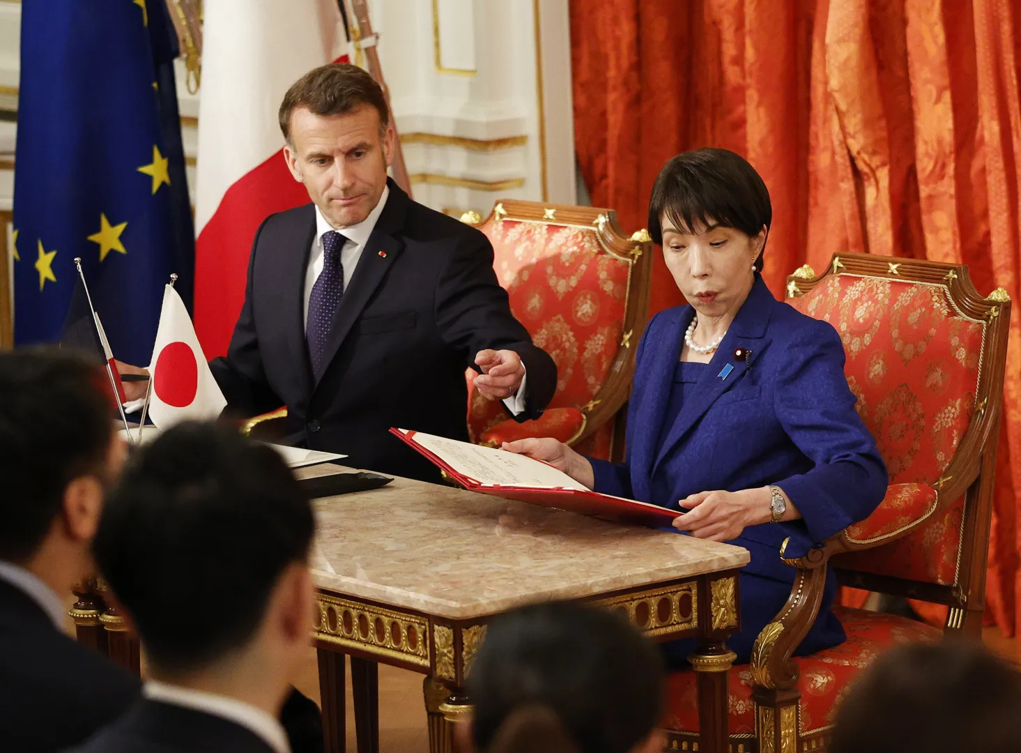 Emmanuel Macron i Sanae Takaichi Fot. PAP/EPA/FRANCK ROBICHON/POOL