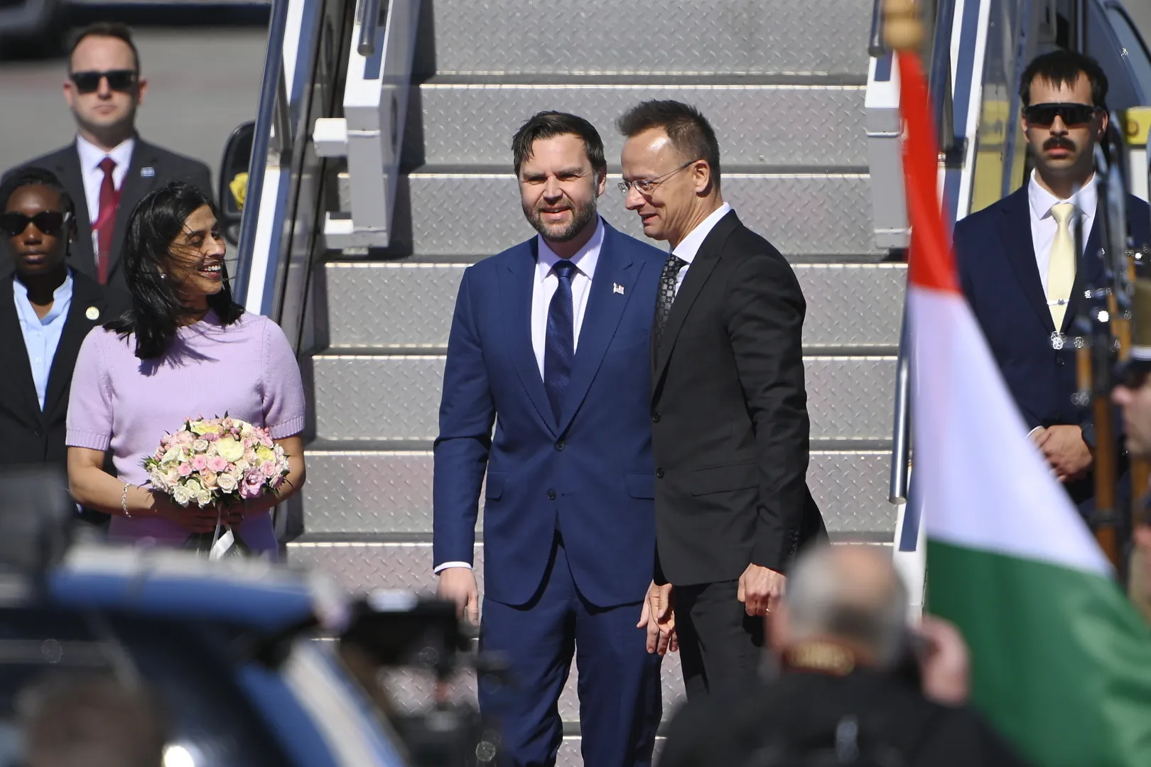 Wiceprezydent J.D. Vance z małżonką po wylądowaniu na Węgrzech Fot. PAP/EPA/Zsolt Szigetvary