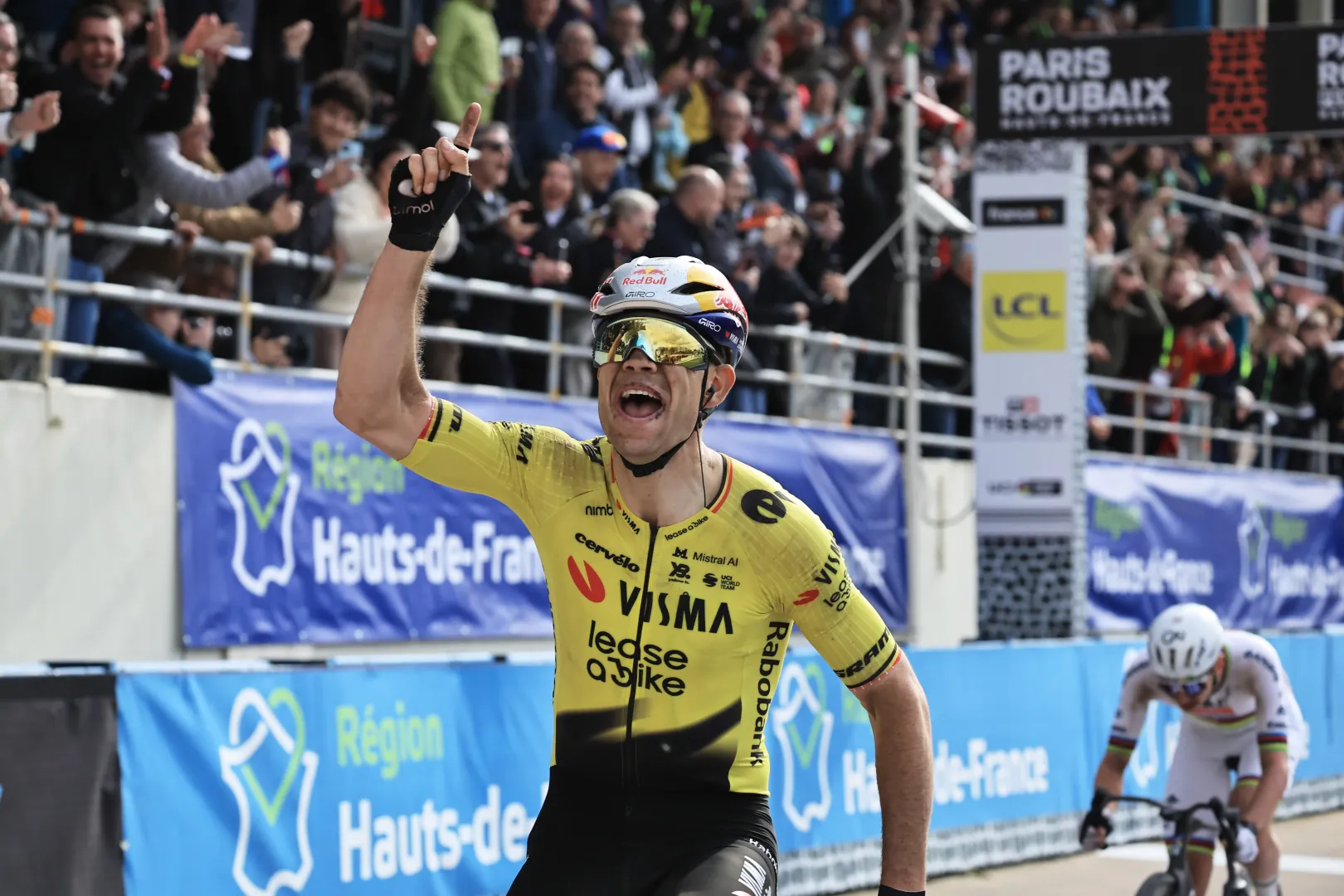 Belg Wout van Aert. Fot. EPA/CHRISTOPHE PETIT TESSON