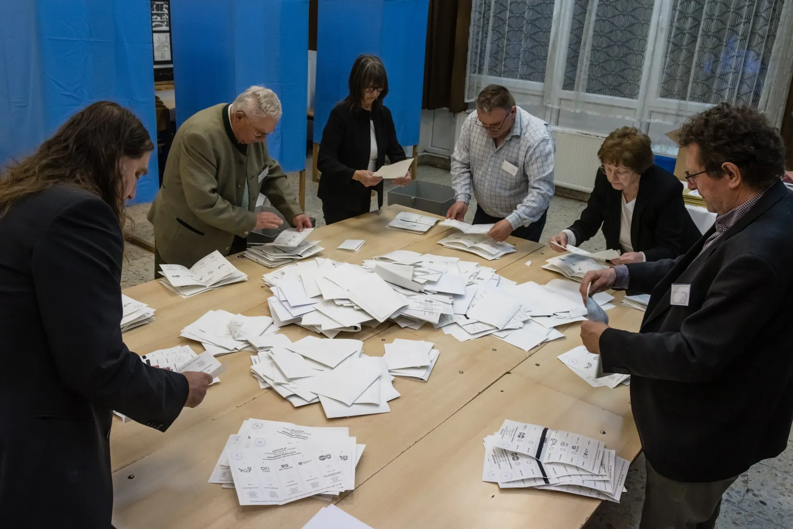 Liczenie głosów w wyborach na Węgrzech Fot. PAP/EPA/PETER LAKATOS