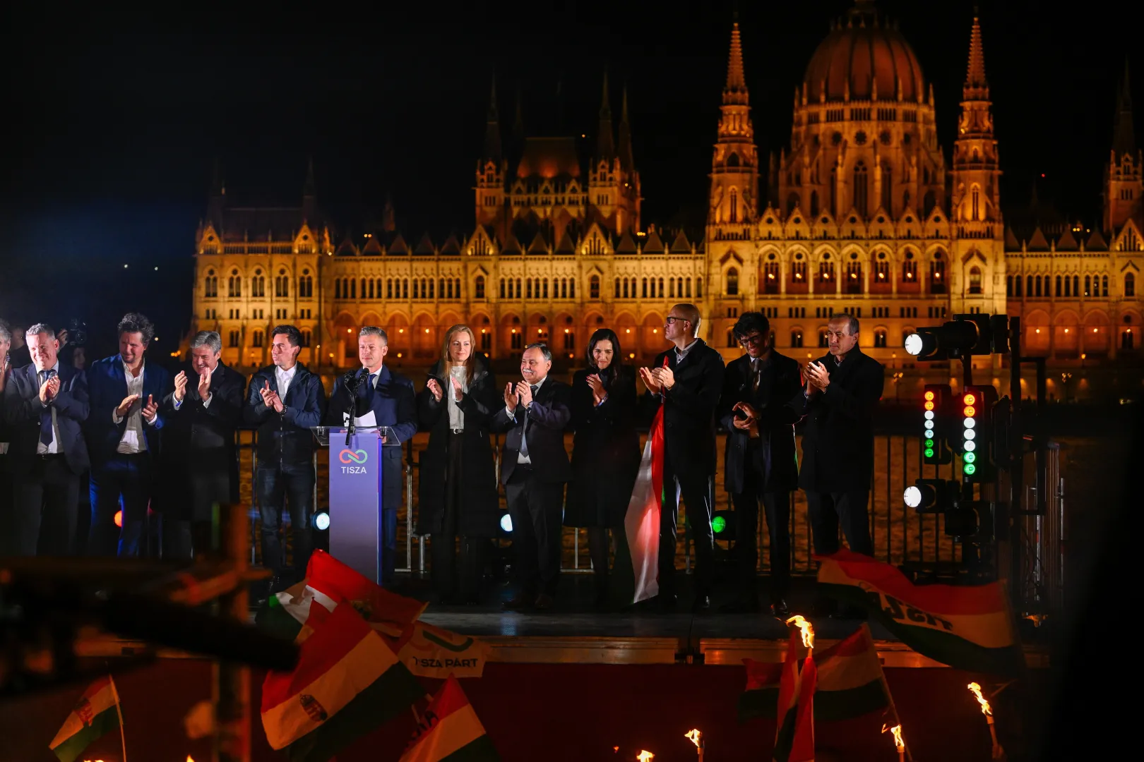 Peter Magyar na tle węgierskiego parlamentu Fot. PAP/EPA/Robert Hegedus