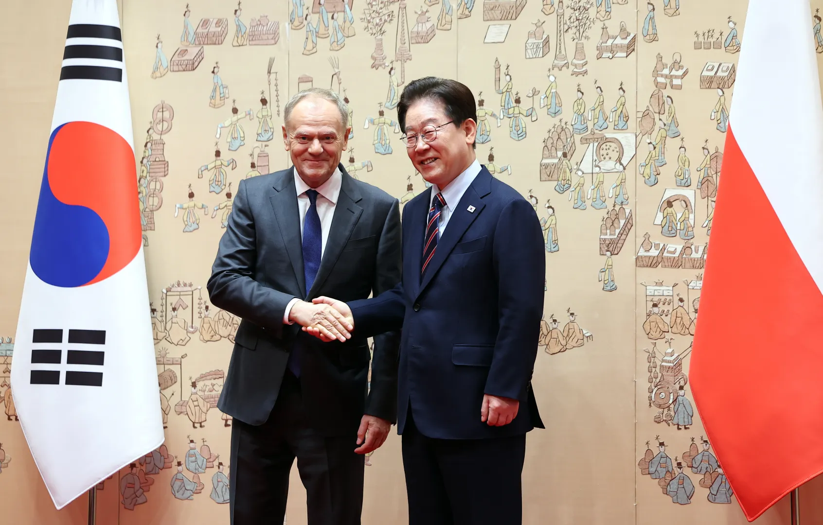 Premier Donald Tusk z prezydentem Republiki Korei Li Dze Mjungiem Fot. PAP/EPA/YONHAP