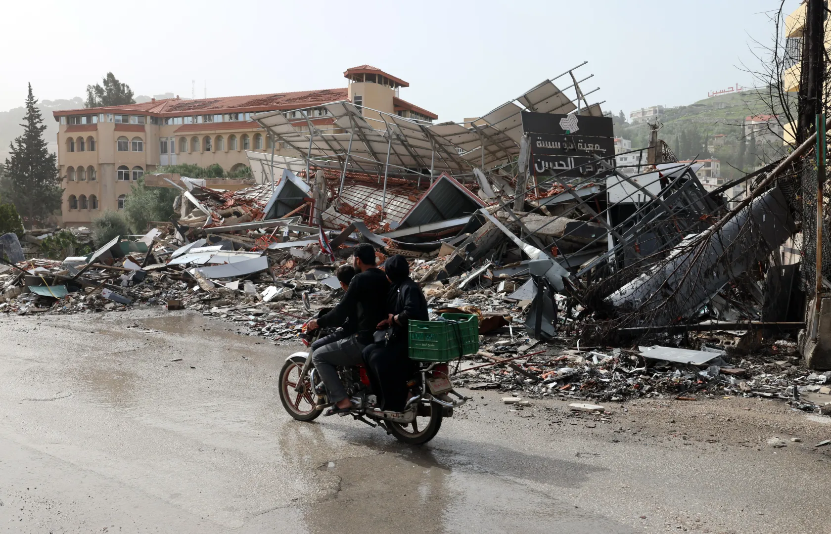 Zniszczenia na południu Libanu Fot. PAP/EPA/WAEL HAMZEH