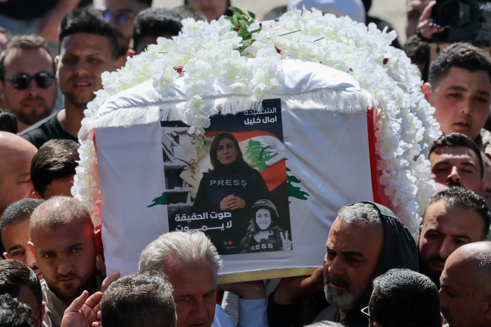 Ludzie niosą trumnę libańskiej dziennikarki Amal Khalil podczas procesji pogrzebowej we wsi Baisariyah w południowym Libanie Fot. PAP/EPA/WAEL HAMZEH