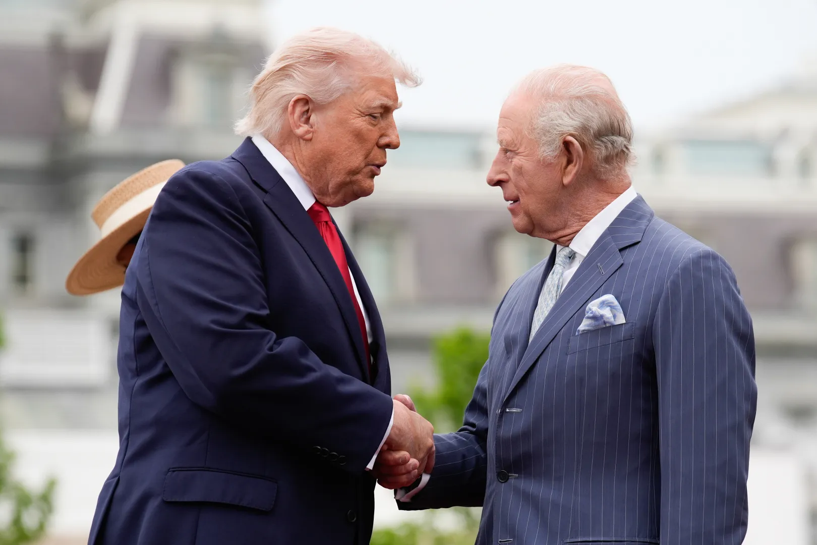 Donald Trump (L) i Karol III. Fot. EPA/YURI GRIPAS / POOL 