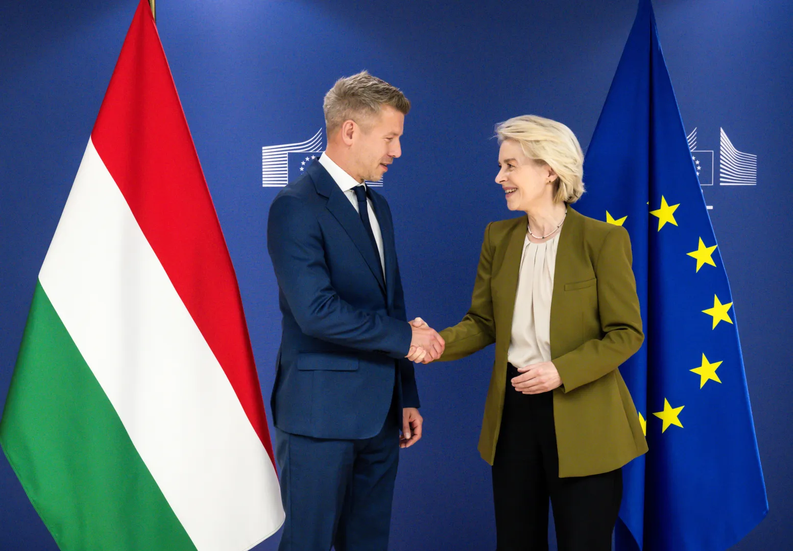 Ursula von der Leyen (P) i Peter Magyar (L). Fot. EPA/JOHN THYS / POOL