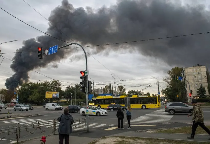 Dym unosi się po rosyjskim ataku na Kijów. Fot. PAP/EPA/ MAXYM MARUSENKO (zdjęcie ilustracyjne)