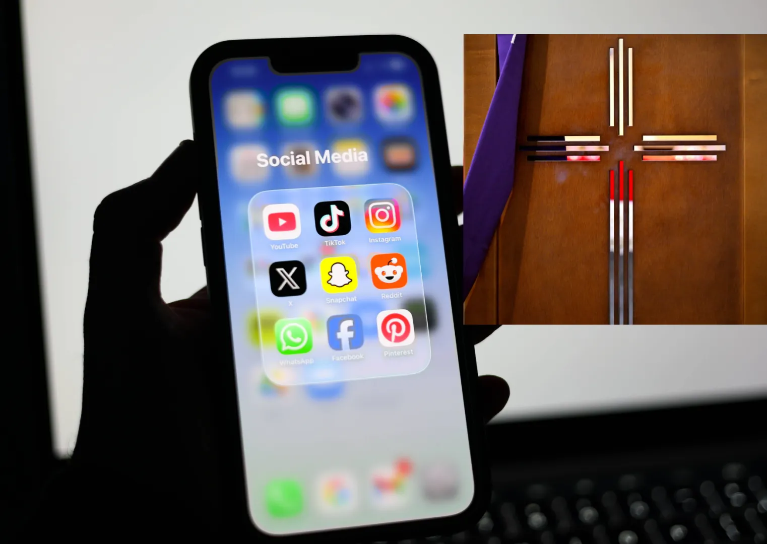 Smarfon, konfesjonał. Zdj. ilustracyjne. Fot. PAP/Przemysław Piątkowski/ EPA/ADAM VAUGHAN 