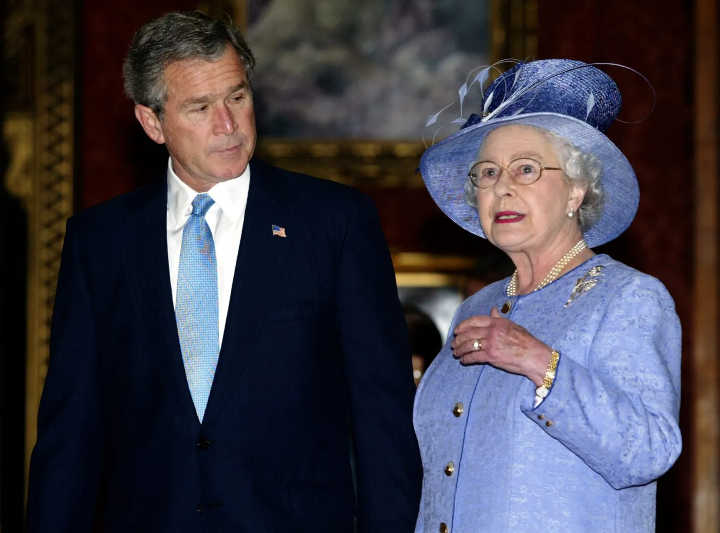 2003 r. George Bush i Elżbieta II. Fot. EPA/Joe Marquette