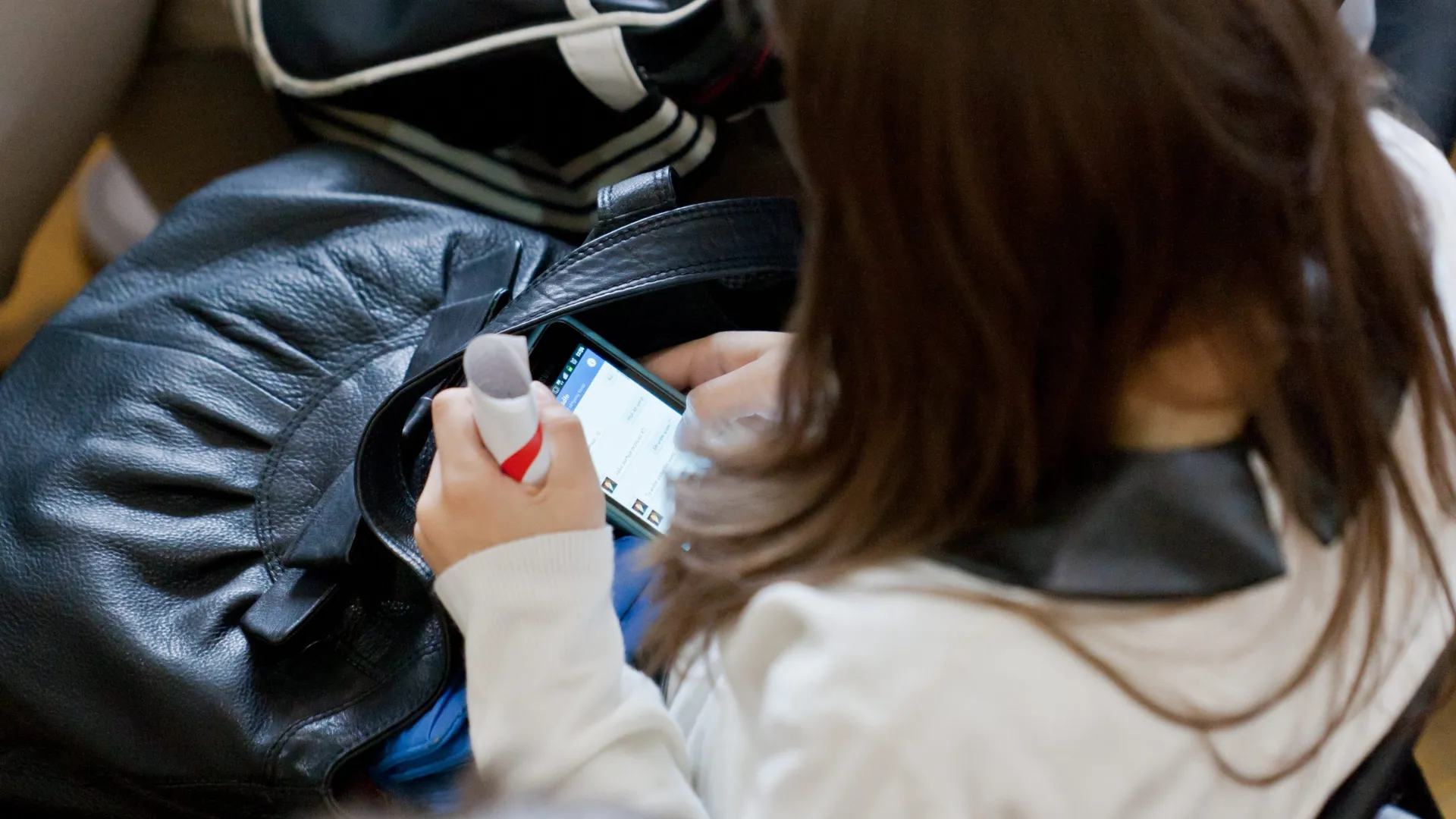 Nastolatka ze smartfonem Fot. PAP/Lech Muszyński