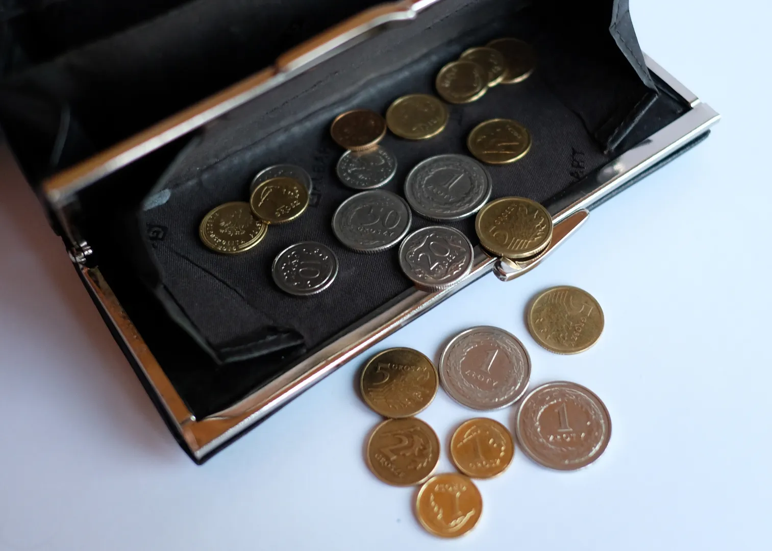Monety w portfelu. Zdj. ilustracyjne. Fot. PAP/Darek Delmanowicz