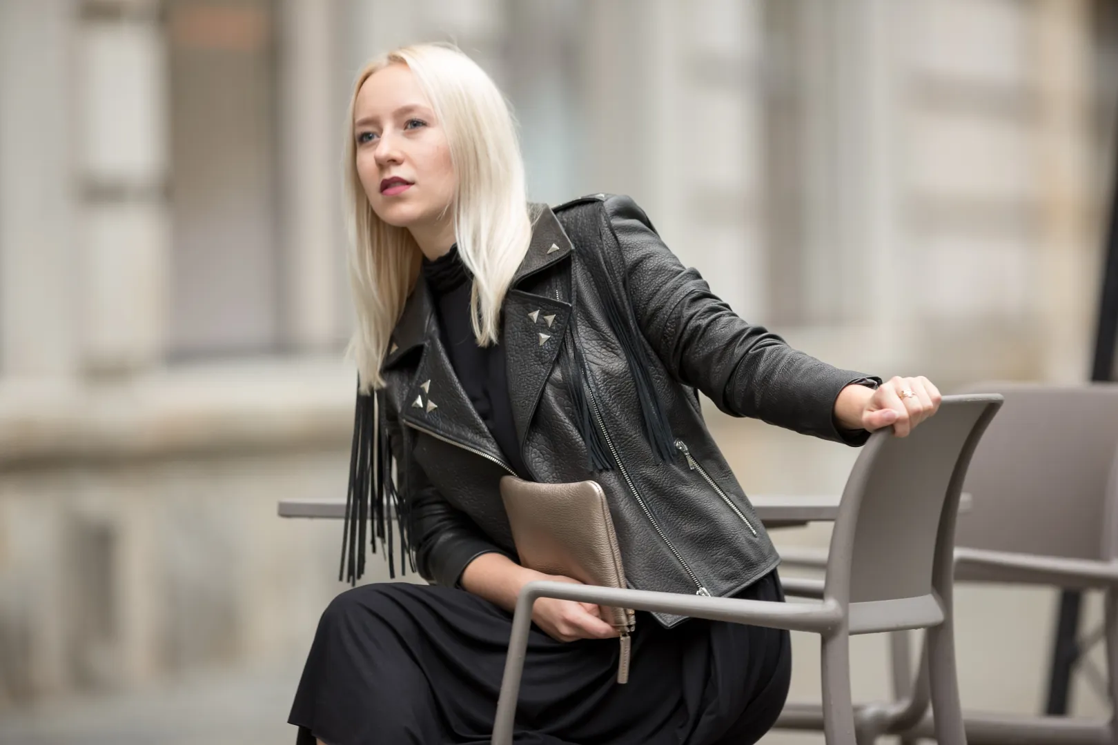  Sesja modowa. Kobieta w skórzanej kurtce. Fot. PAP/Kalbar