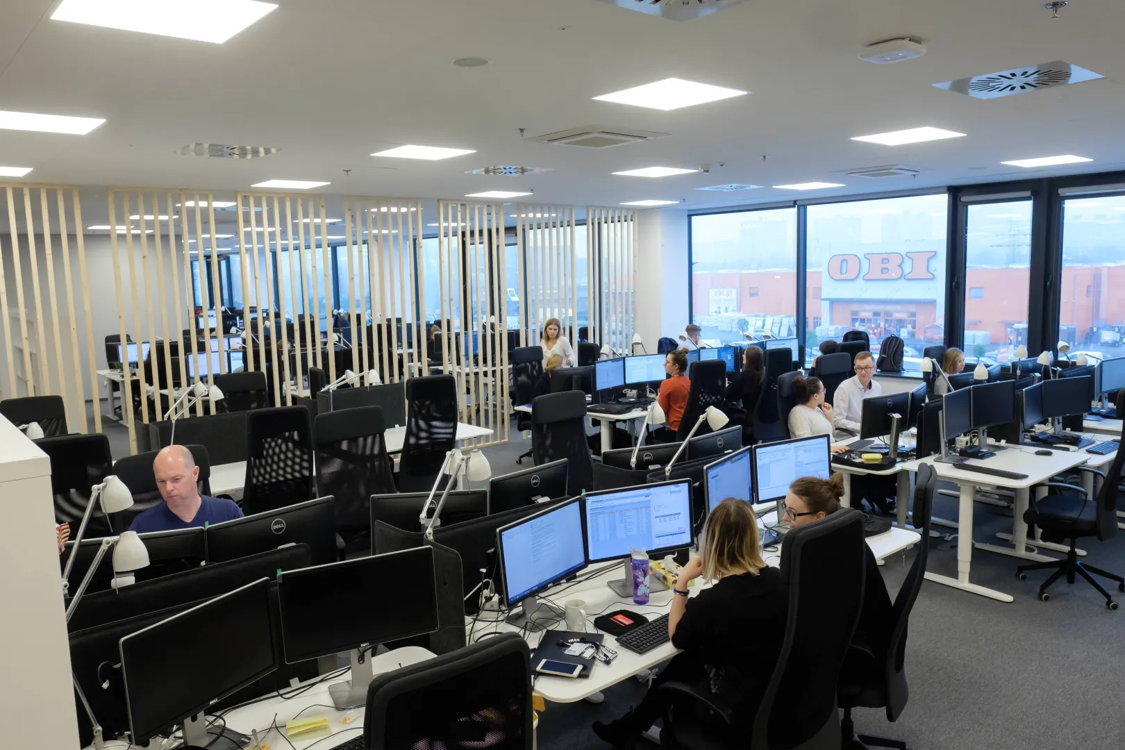 Praca w biurze. Fot. PAP/Jakub Kaczmarczyk