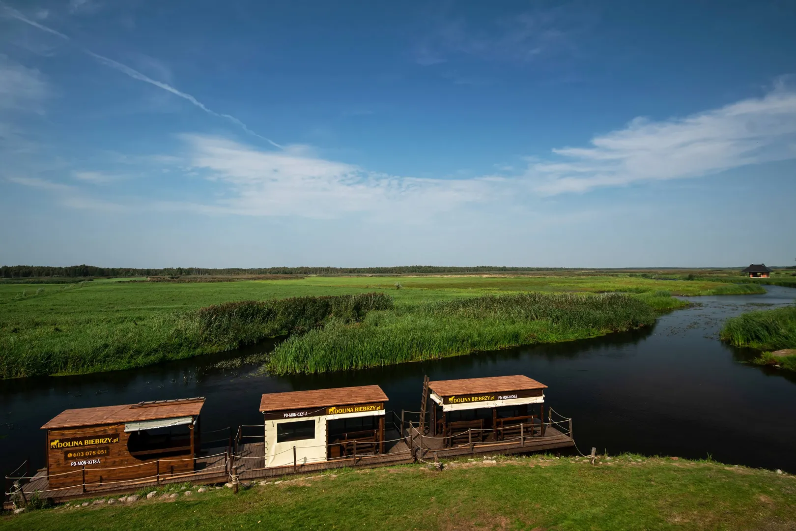 Tratwy dla turystów na rzece Biebrzy w Biebrzańskim Parku Narodowym we Wroceniu. Fot. PAP/Michał Zieliński