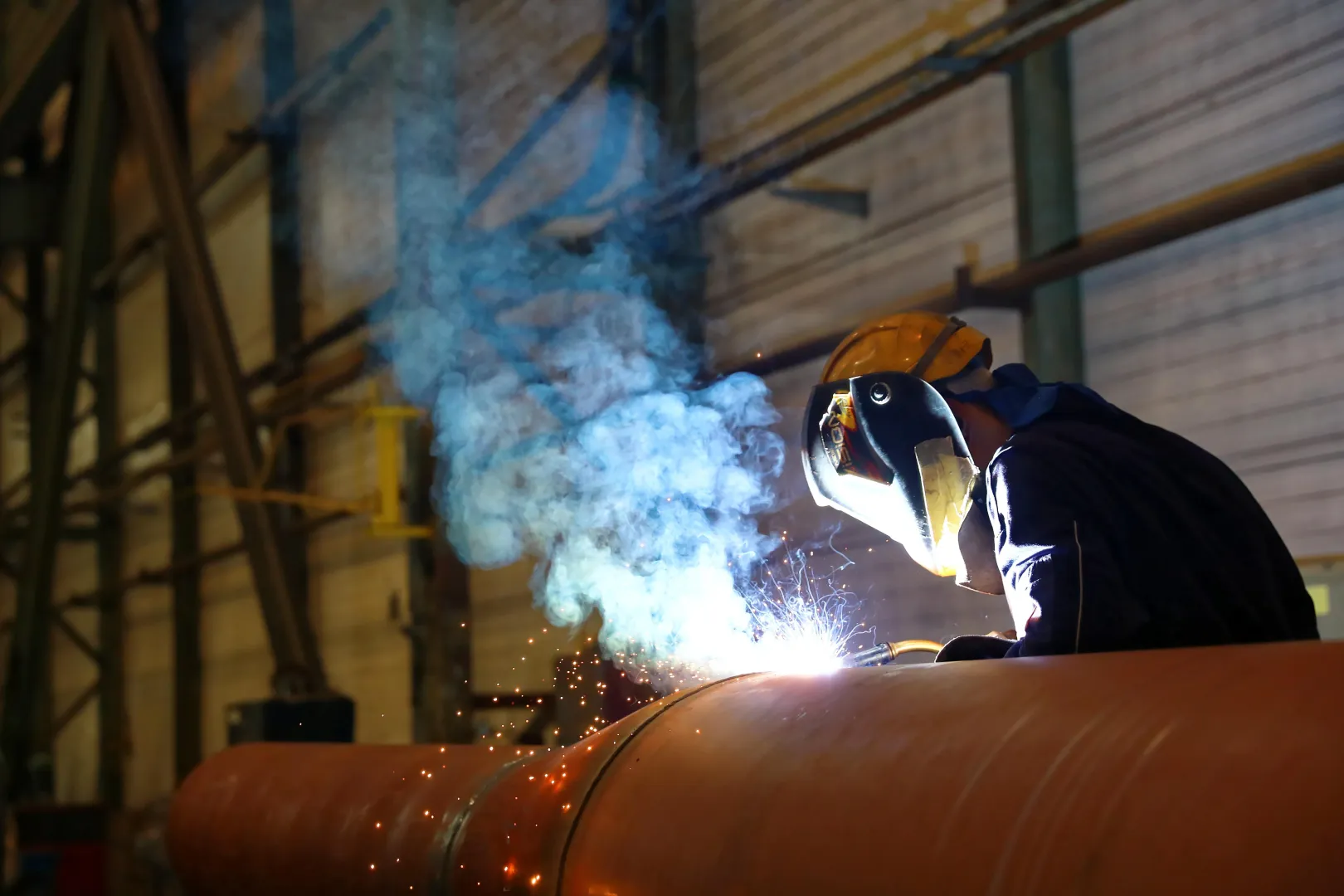 Przedsiębiorstwo produkujące głównie rurociągi stalowe. Fot. PAP/ Rafał Guz