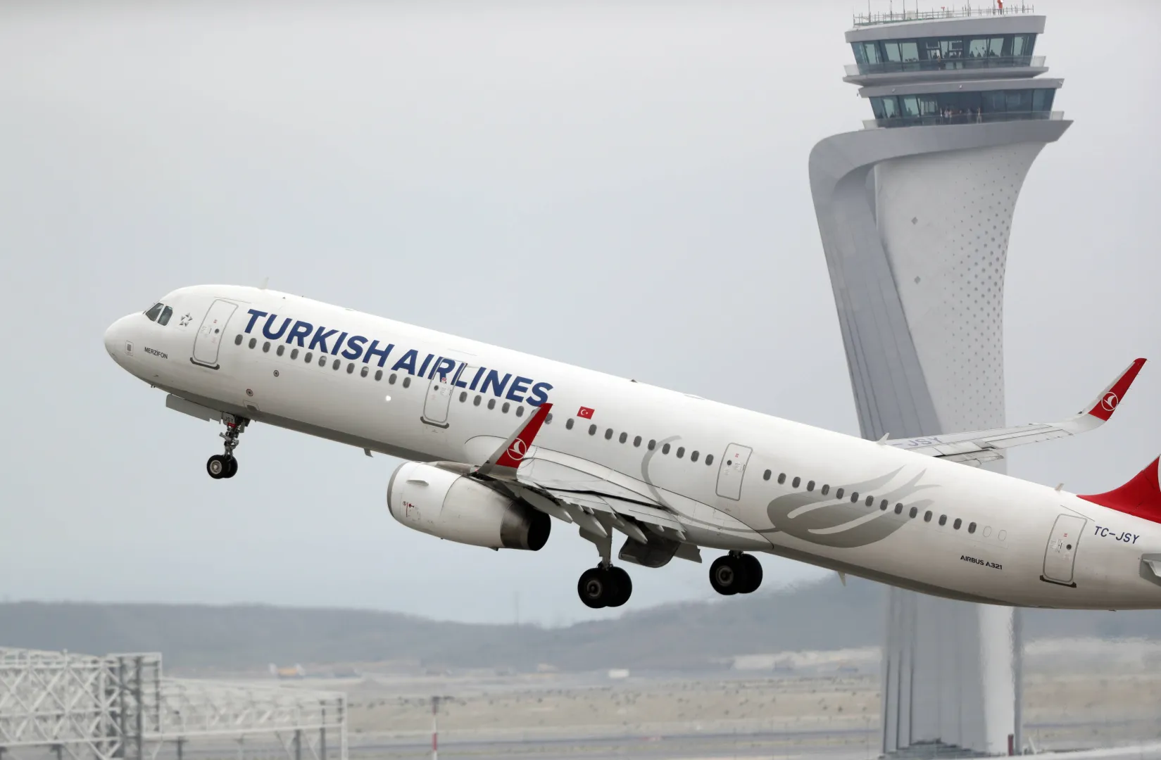 Samolot tureckich linii Turkish Airlines na lotnisku w Stambule, fot. PAP/EPA/ERDEM SAHIN