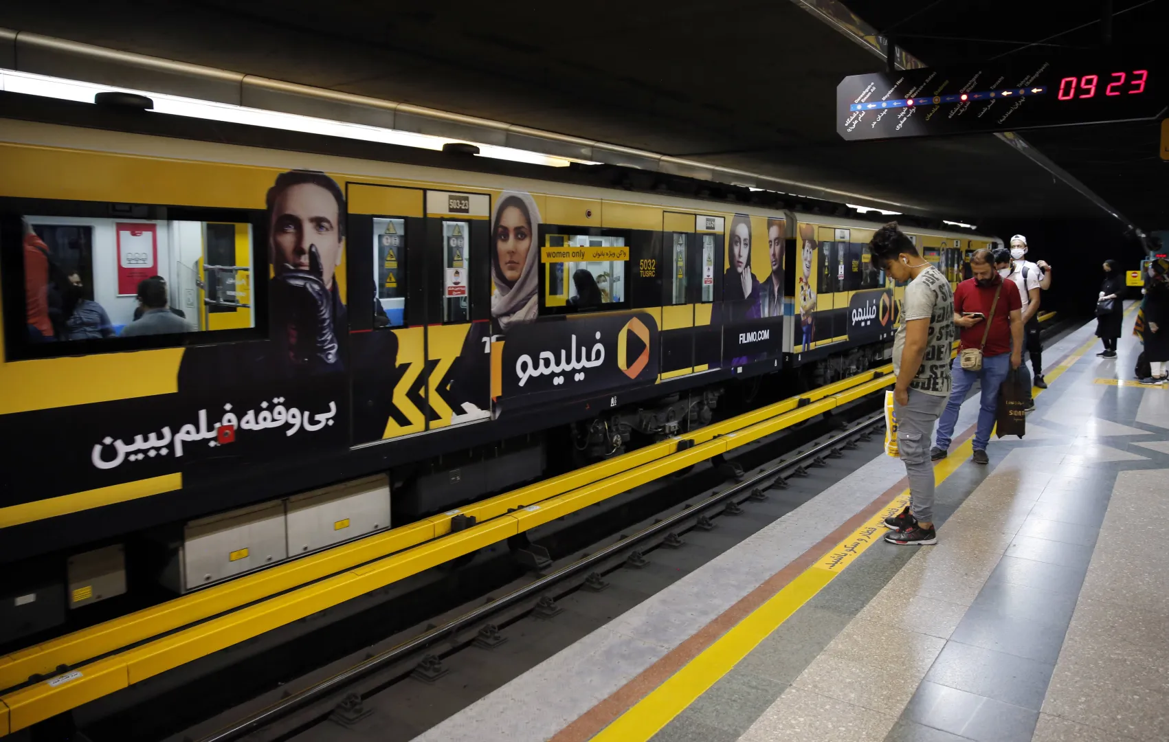 Pociąg metra w Teheranie Fot. PAP/EPA/ABEDIN TAHERKENAREH