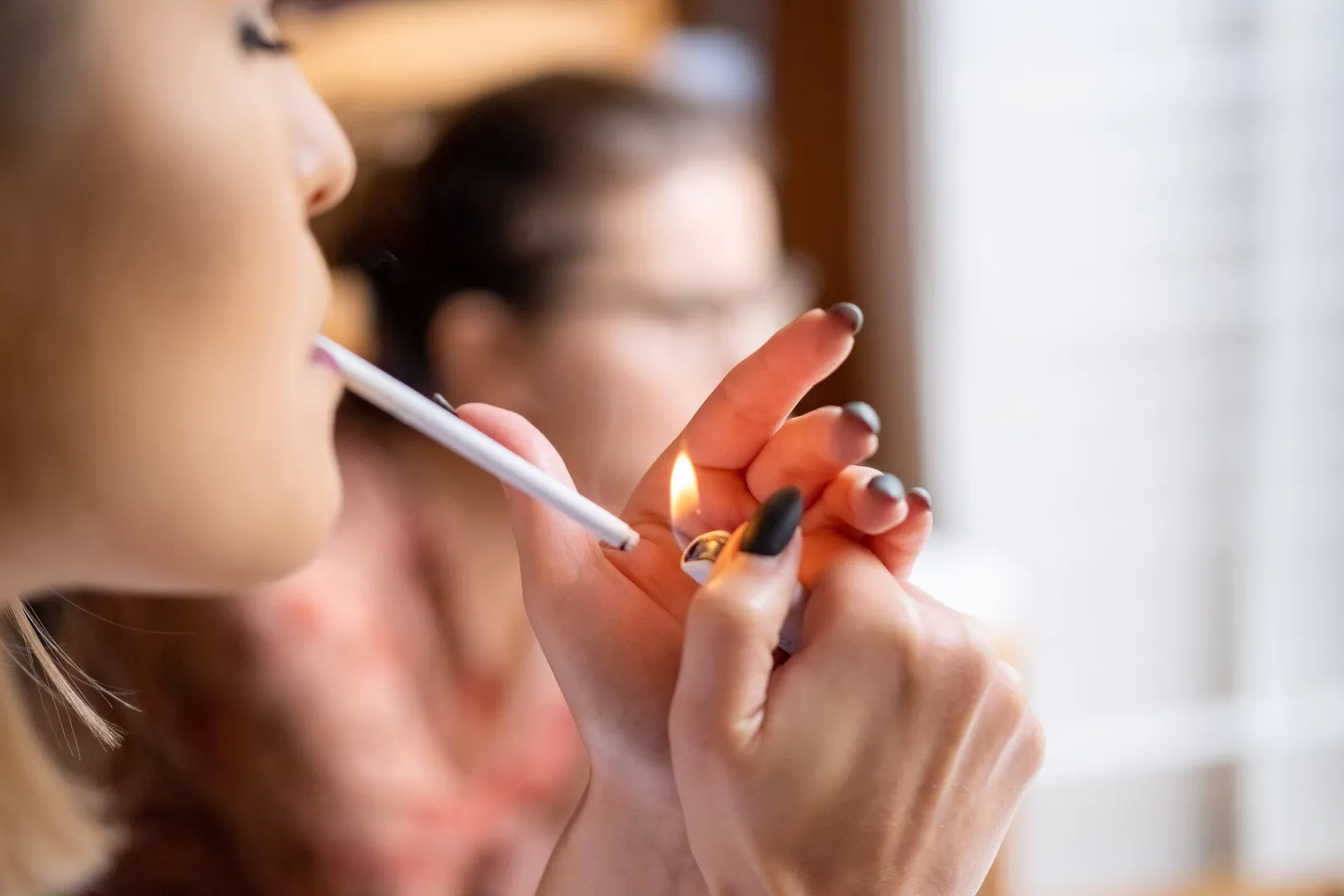 Kobieta paląca papierosa. Fot. PAP/Archiwum Kalbar