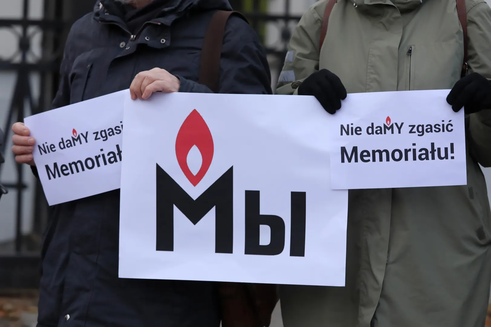 Warszawa, 21.11.2021. Protest w obronie stowarzyszenia „Memoriał” pod Ambasadą Federacji Rosyjskiej Fot. PAP/Tomasz Gzell