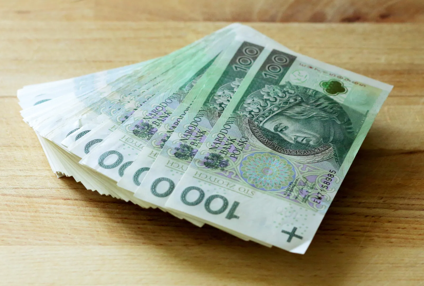 Banknoty stuzłotowe Fot. PAP/Tomasz Waszczuk