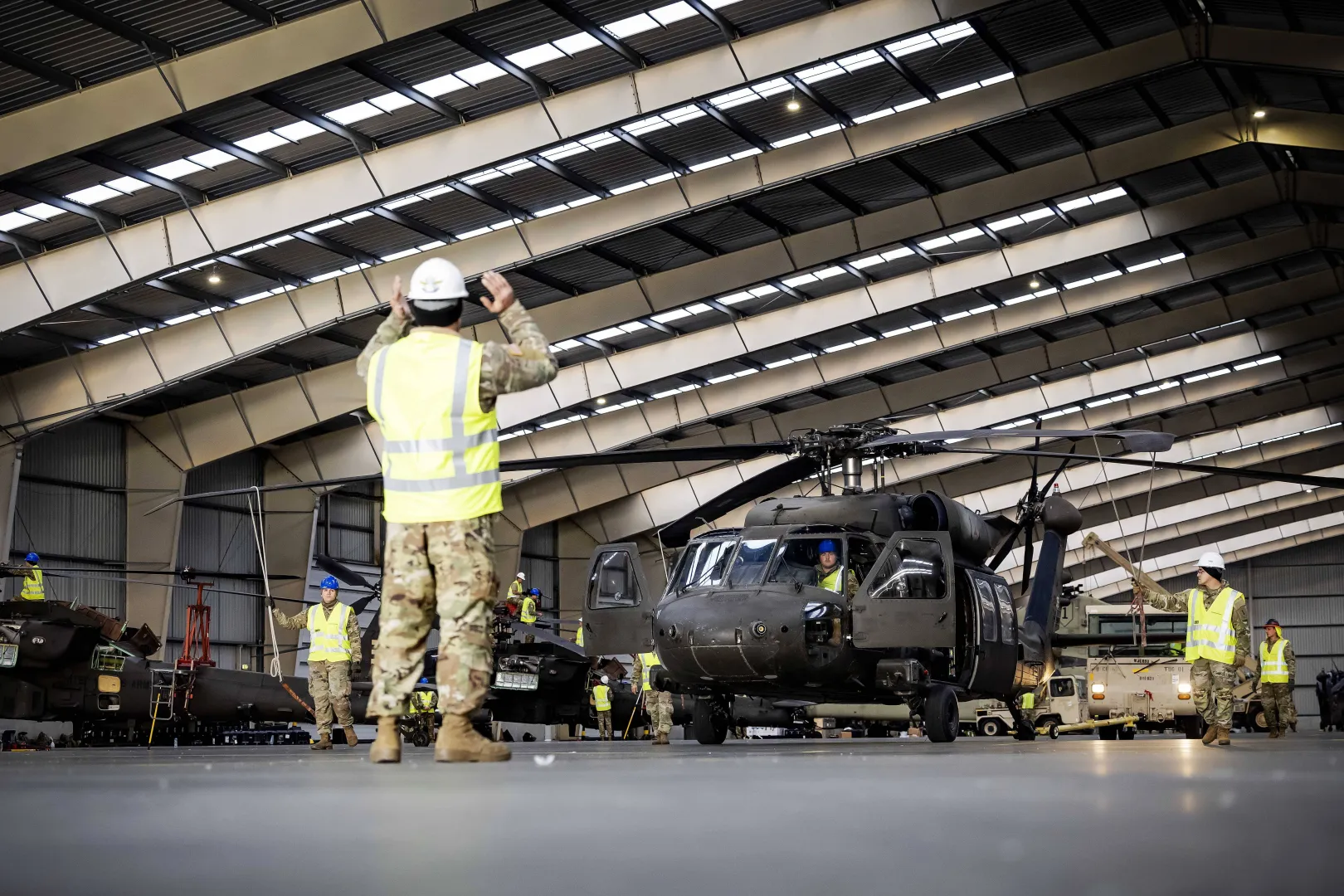 Американские вертолёты Black Hawk на военной базе в Королевстве Нидерланды. Фотоиллюстрация. Fot. PAP/EPA/ROBIN VAN LONKHUIJSEN