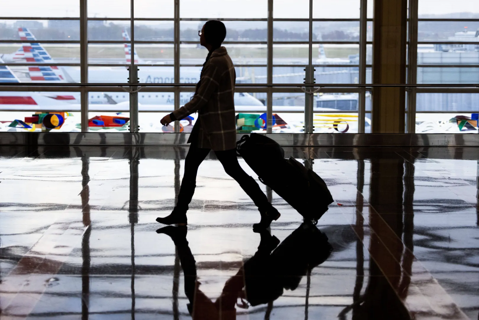 Pasażer na lotnisku, zdjęcie ilustracyjne, fot. PAP/EPA/cMICHAEL REYNOLDS
