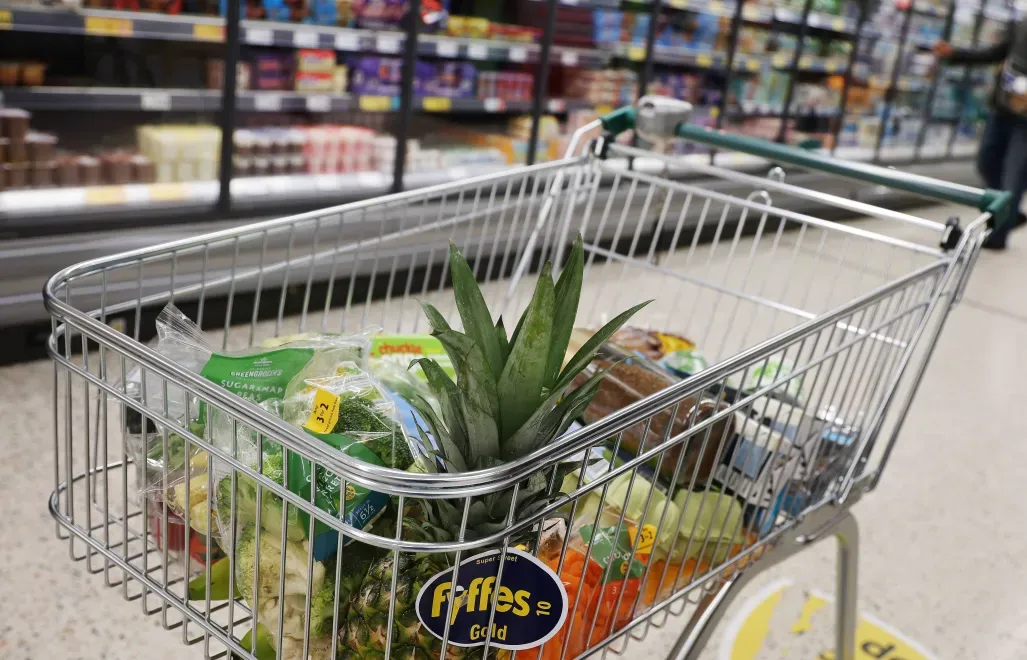 Kosz sklepowy z zakupami spożywczymi Fot. PAP/EPA/ANDY RAIN