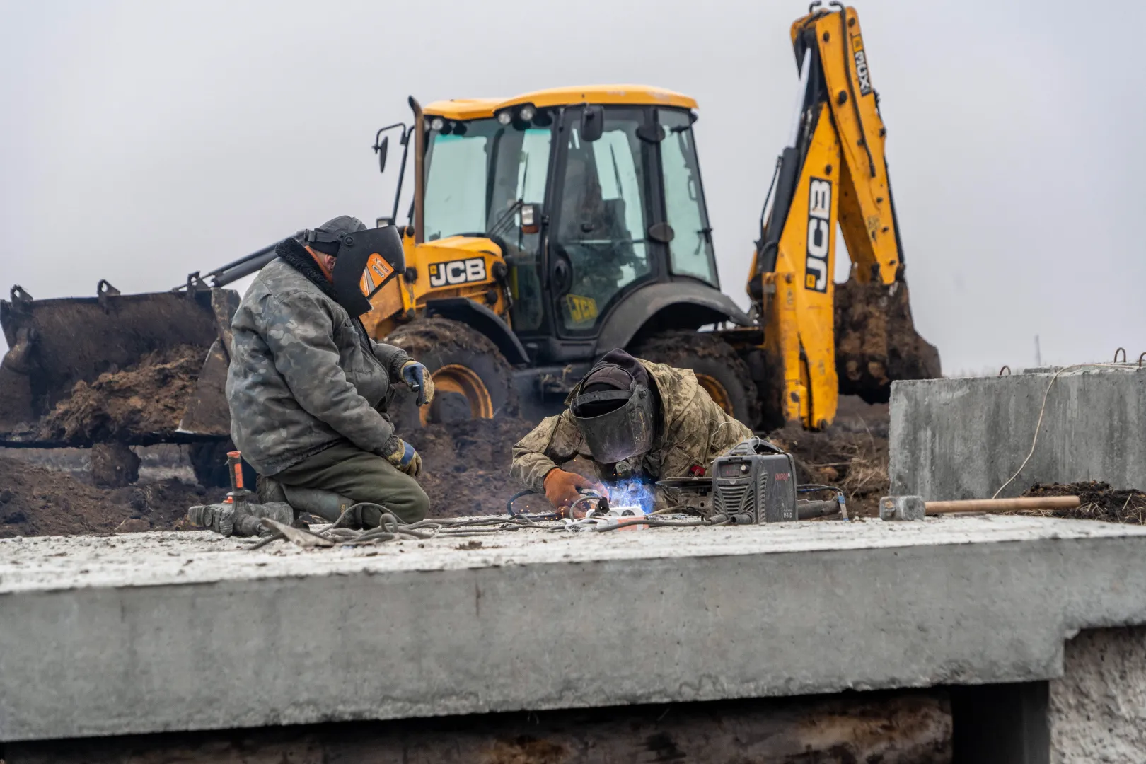 Будівництво польових укріплень у Харківській області. Фотоілюстрація. Fot. PAP/Mykola Kalyeniak