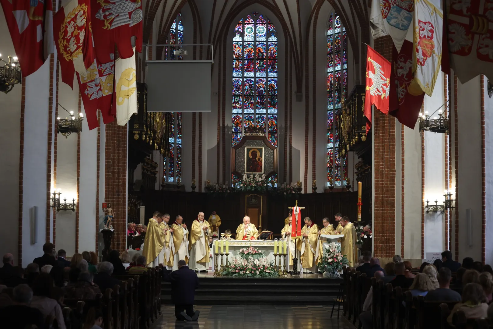 Uroczysta msza święta w Archikatedrze pw. św. Jana Chrzciciela w Warszawie w Niedzielę Wielkanocną. Fot.  PAP/Leszek Szymański
