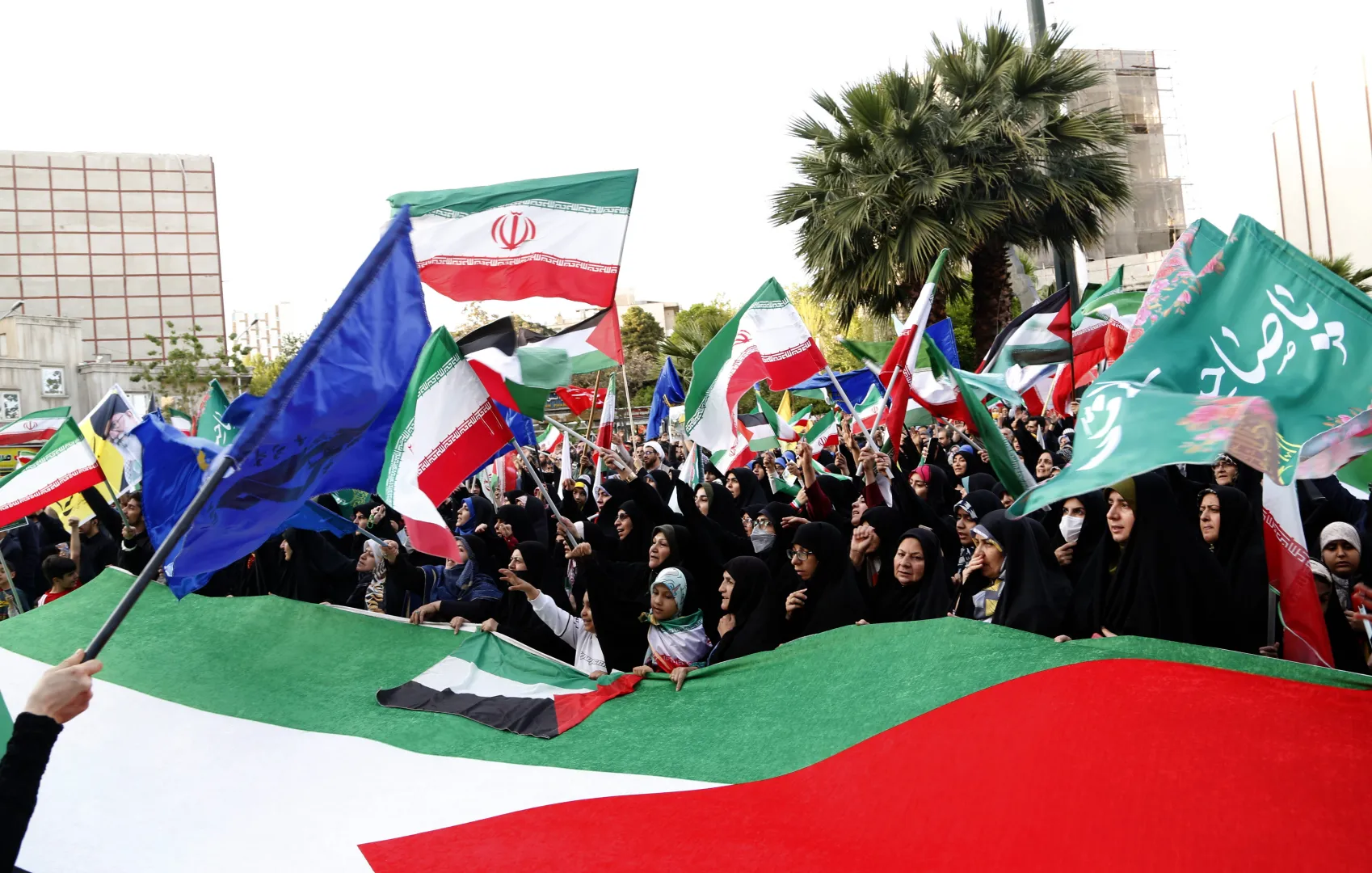 Иранская проправительственная манифестация в центре Тегерана. Fot. PAP/EPA/ABEDIN TAHERKENAREH