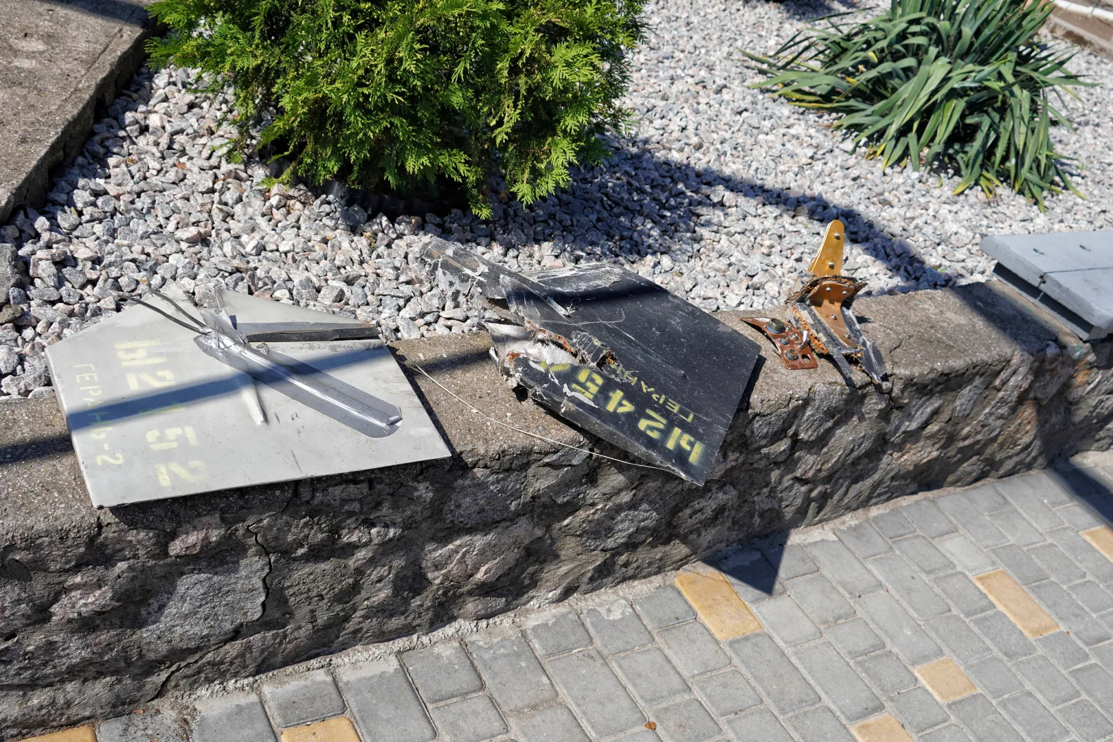 Уламки російських дронів на вулиці в Нікополі, фотоілюстрація. Fot. PAP/Alena Solomonova