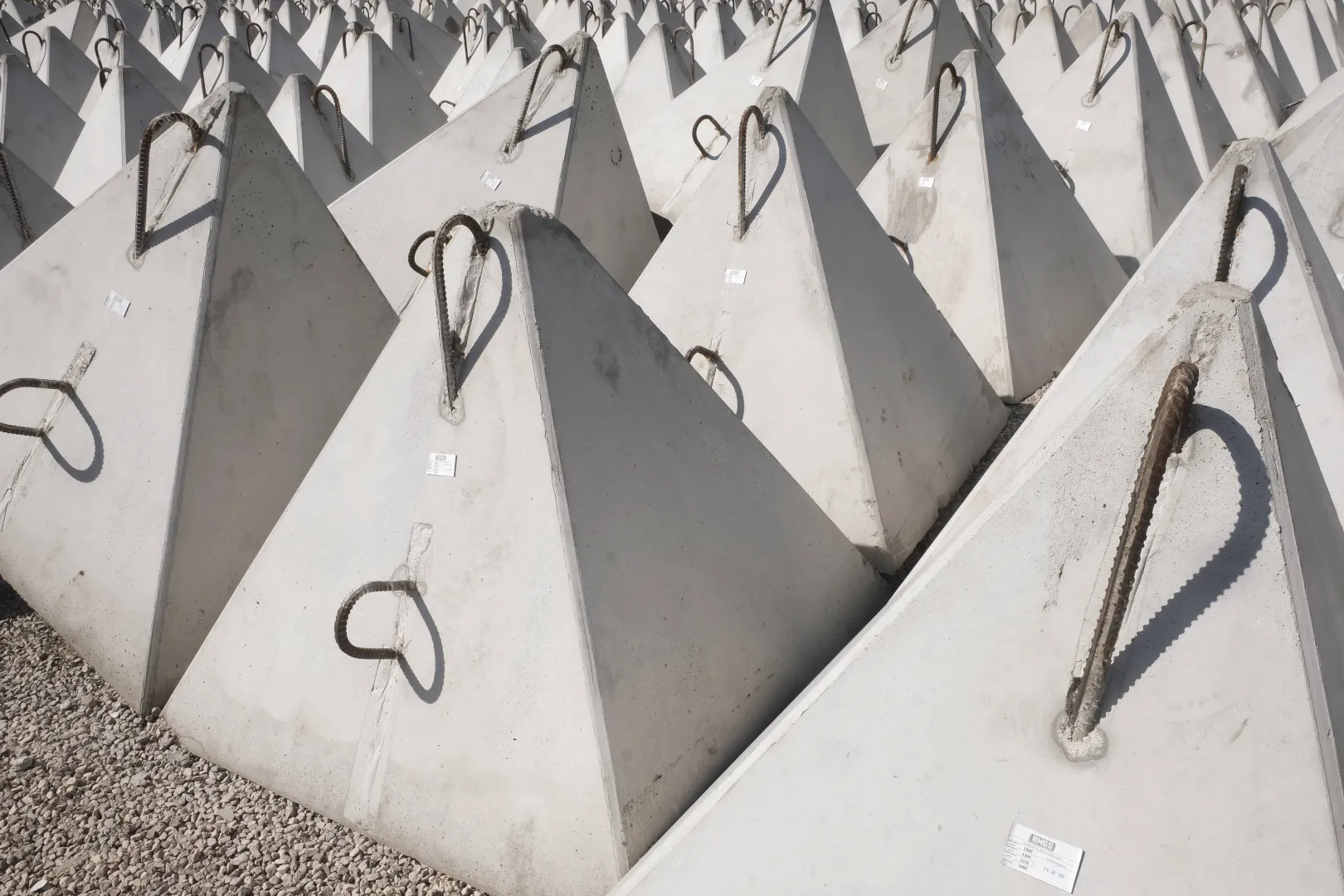 Противотанковые заграждения, известные как "зубы дракона". Fot. PAP/EPA/	VALDA KALNINA (фотоиллюстрация)