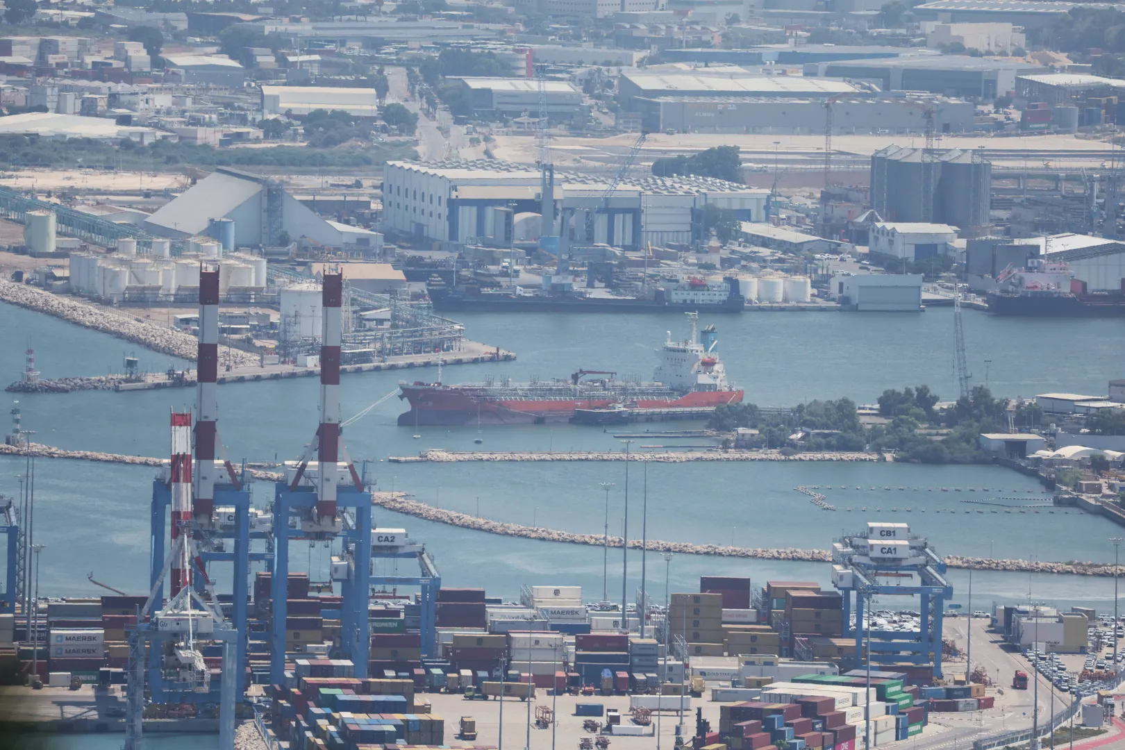 Вантажний порт у Хайфі. Fot. PAP/EPA/ABIR SULTAN