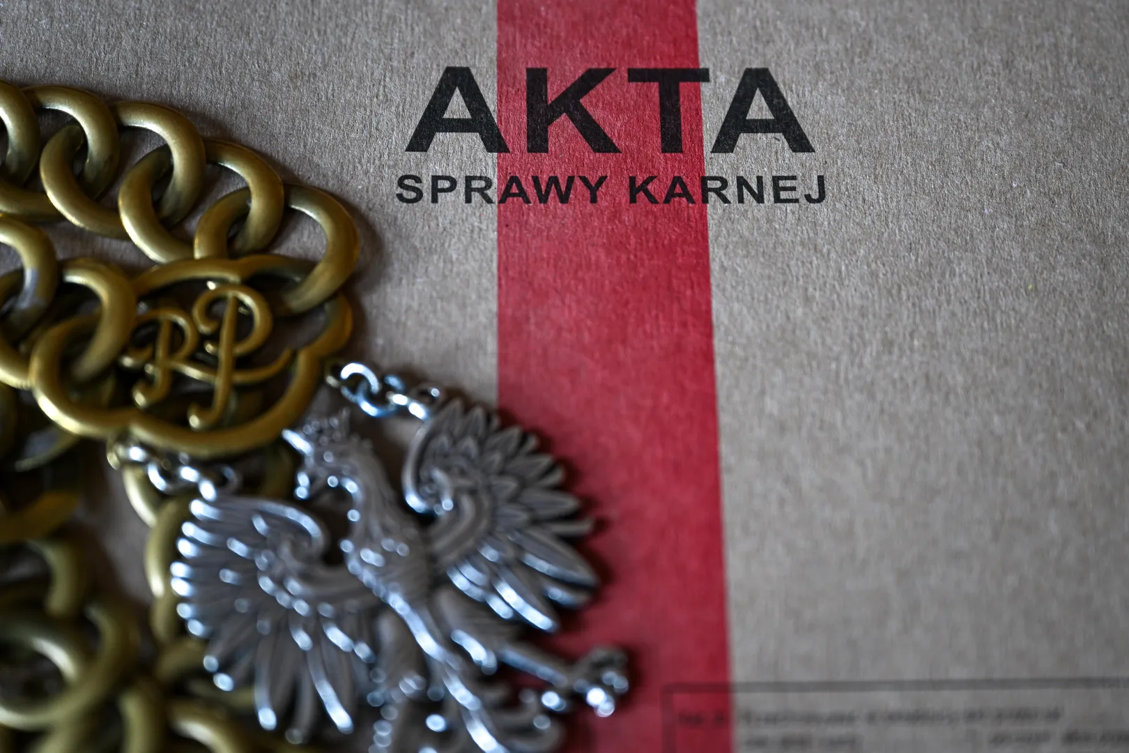 Łańcuch sędziowski i akta sprawy karnej. Zdj. ilustracyjne. Fot. PAP/Darek Delmanowicz