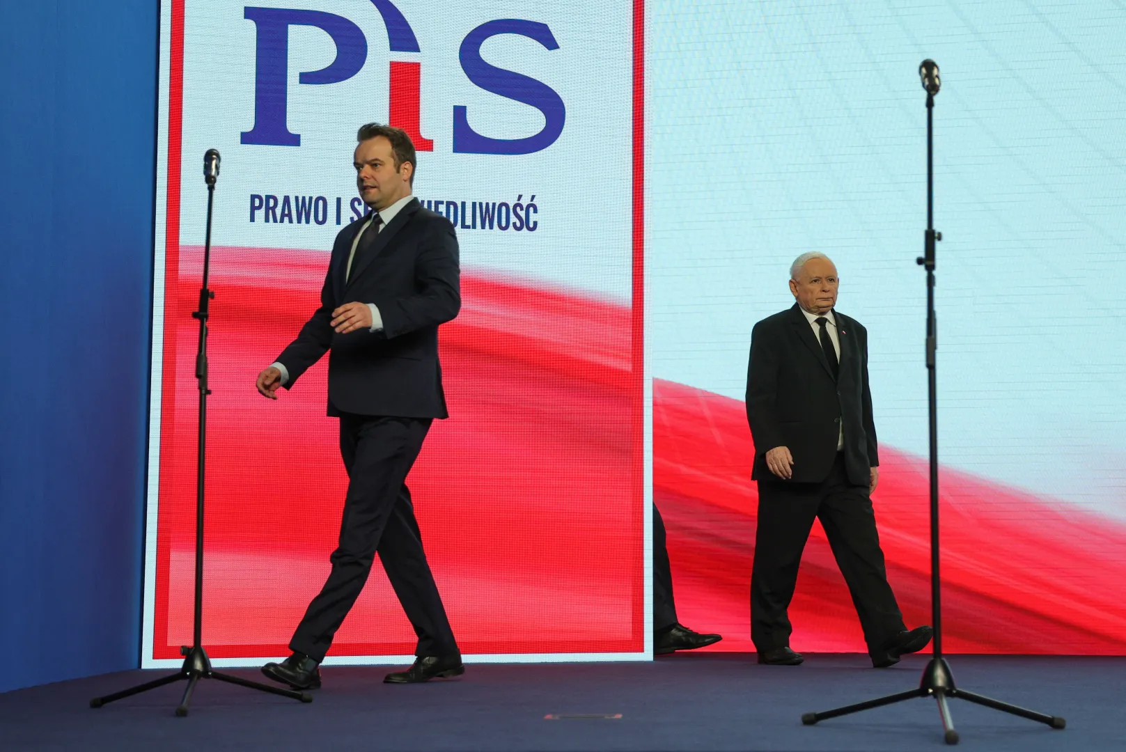 Prezes PiS Jarosław Kaczyński i rzecznik partii Rafał Bochenek. Fot. PAP/	Szymon Pulcyn