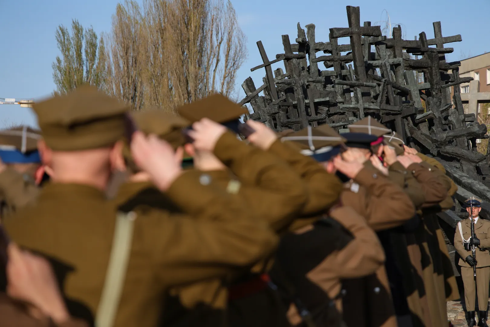 Uczestnicy XVIII Katyńskiego Marszu Cieni przed pomnikiem Poległym i Pomordowanym na Wschodzie. Fot. PAP/	Rafał Guz