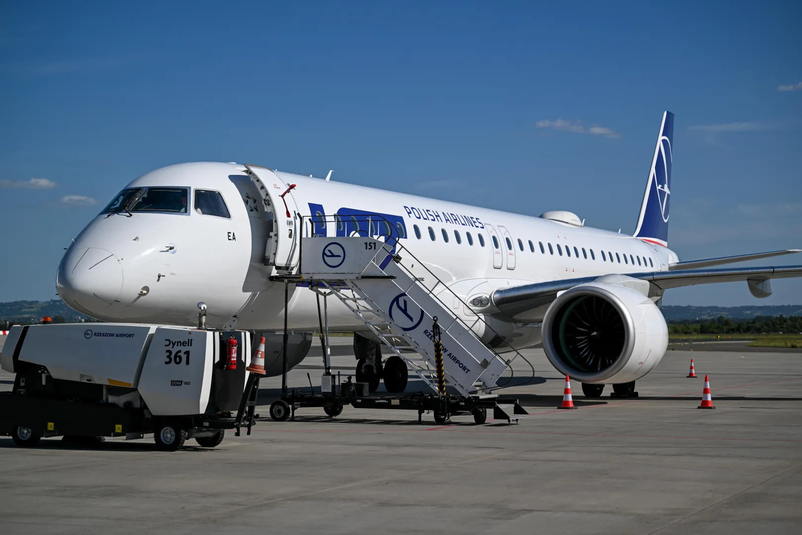 Należący do PLL LOT Samolot pasażerski. Fot. PAP/Darek Delmanowicz