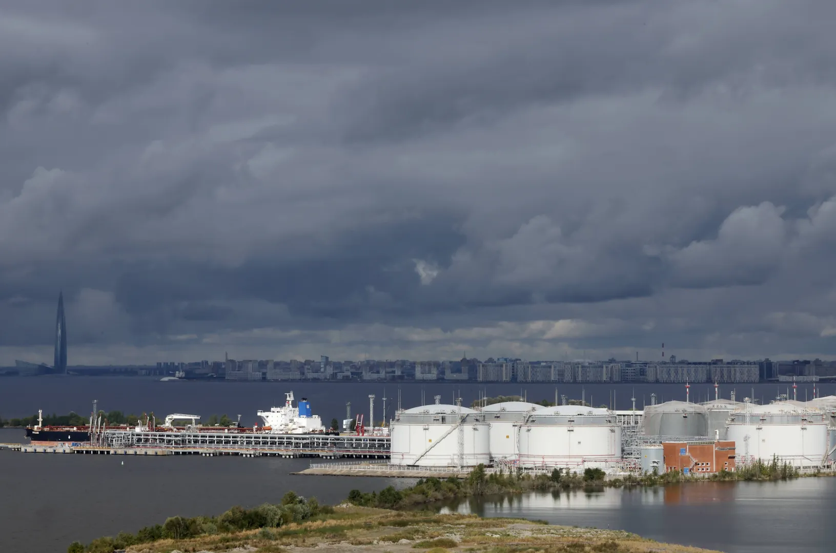 Нефтяной терминал в Санкт-Петербурге. Fot. PAP/EPA/ANATOLY MALTSEV (фотоиллюстрация)