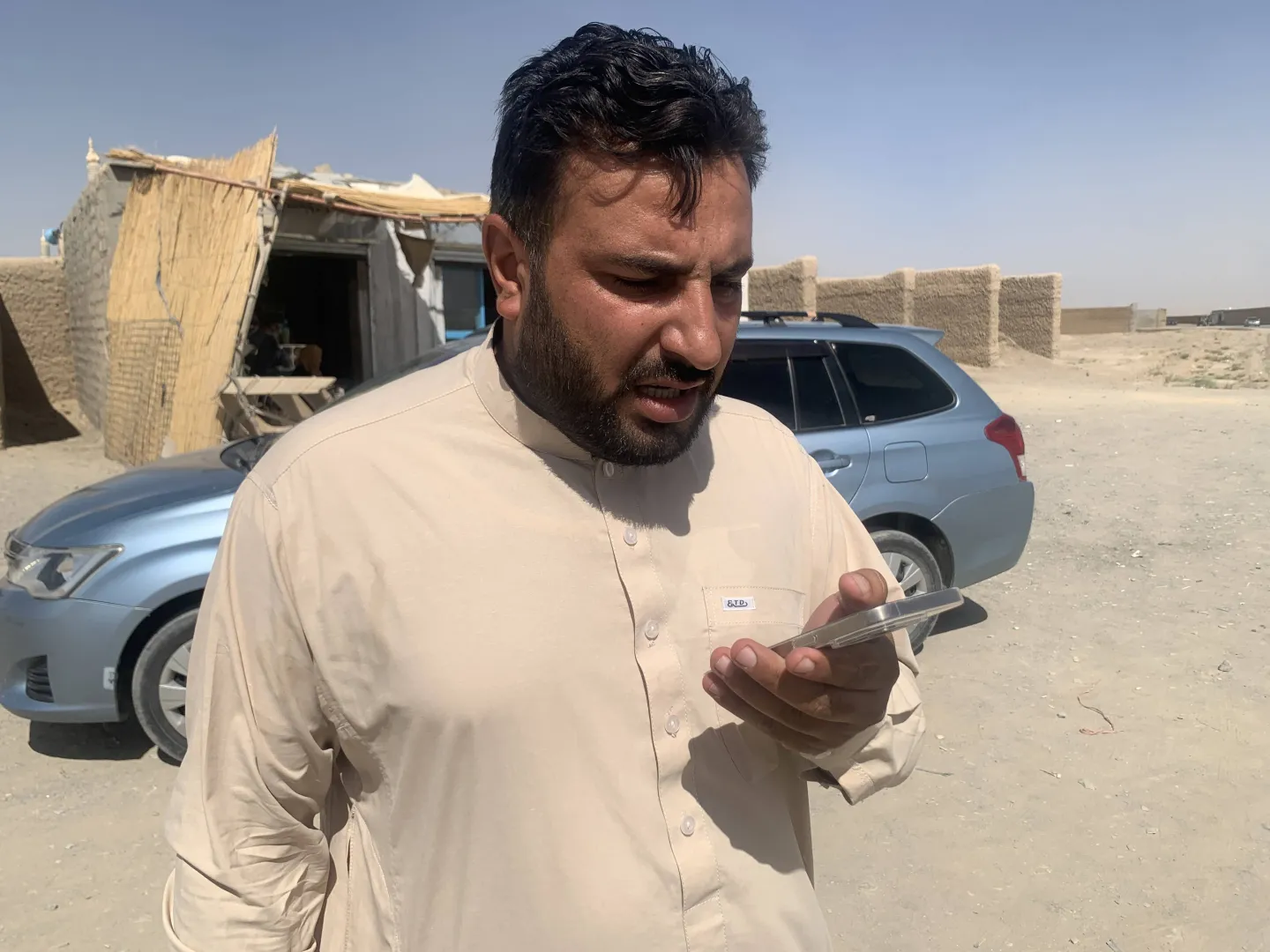 Irańczyk z telefonem komórkowym. Fot. PAP/EPA/STRINGER 