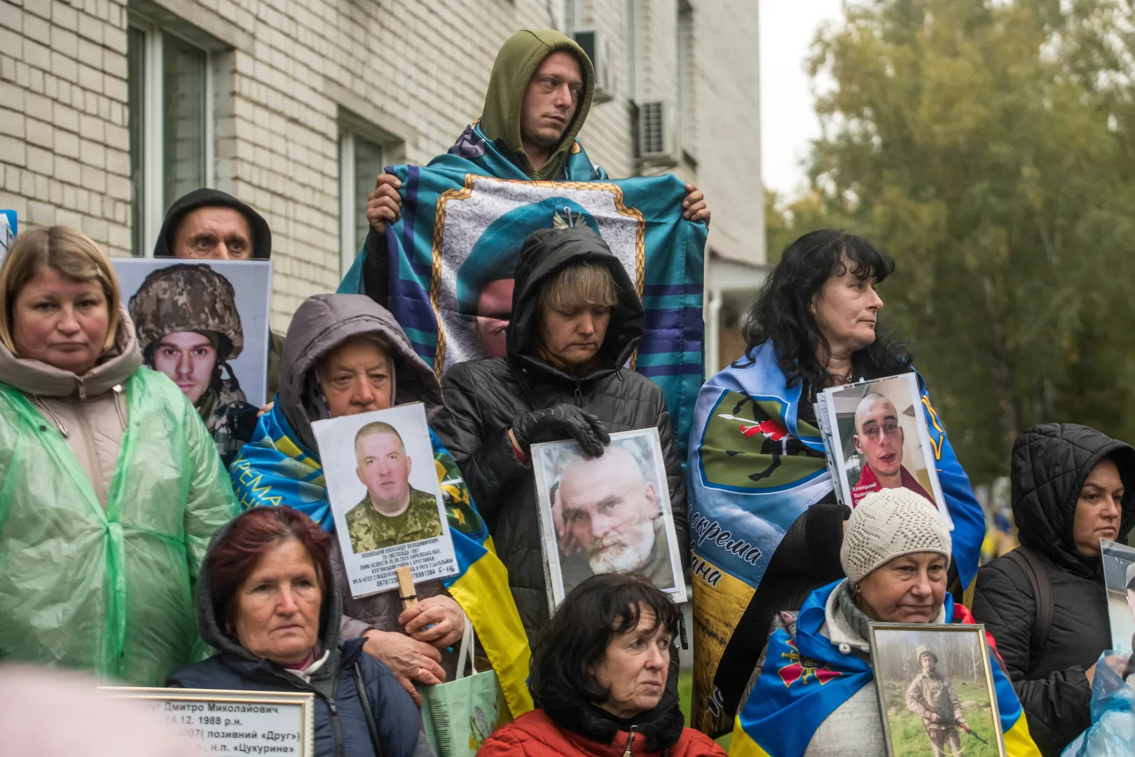 Ожидание освобождённых украинских военнопленных. Фотоиллюстрация. Fot. PAP/Vladyslav Musiienko